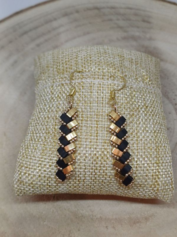 Boucles d'oreilles perles noires mat et dorées 7