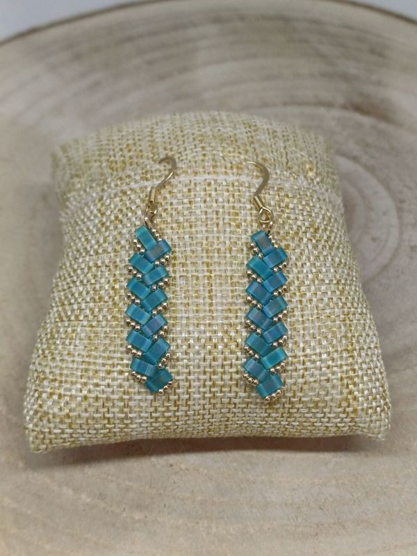 Boucles d'oreilles perles bleues irisées​ et dorées 26