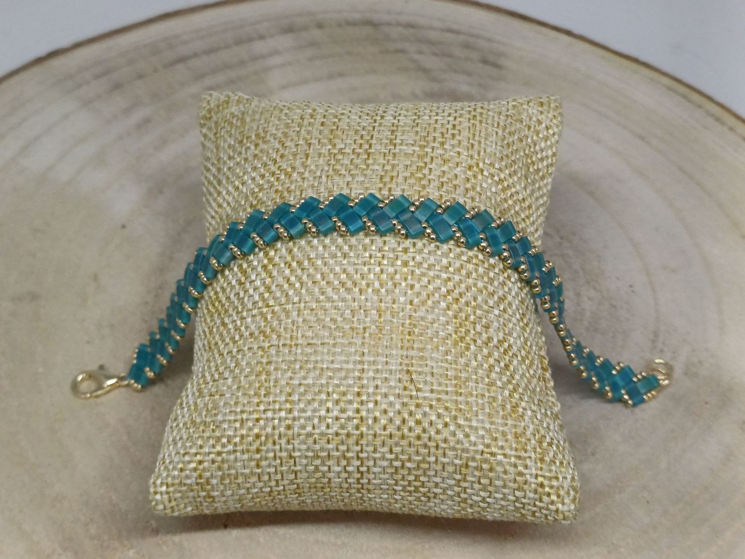 Bracelet perles bleues irisées​ et dorées 26