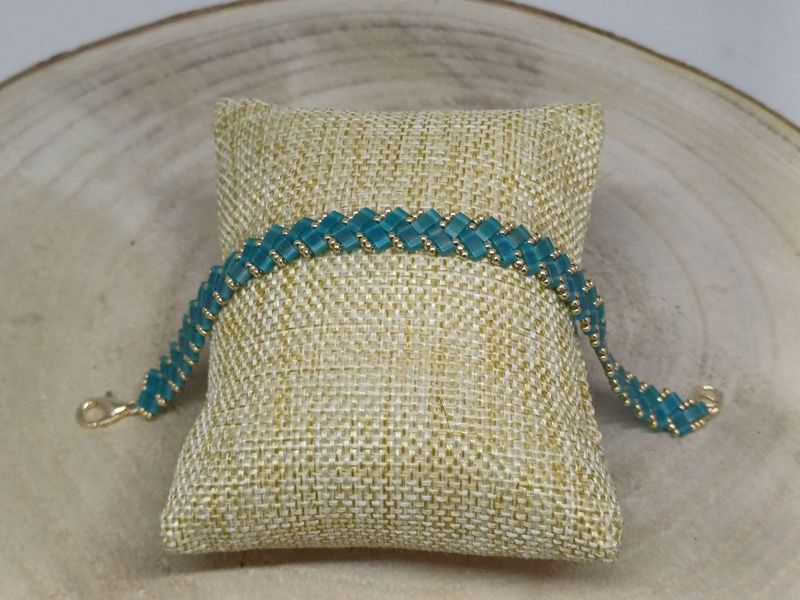 Bracelet perles bleues irisées​ et dorées 26