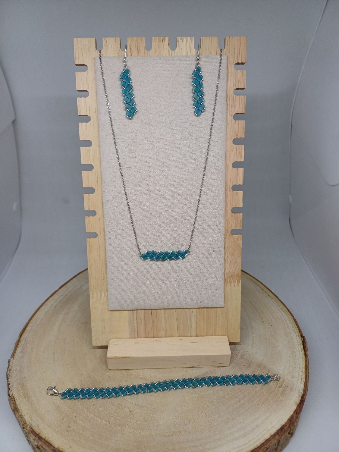 Parure bijoux perles bleues irisées​ et argentées 27
