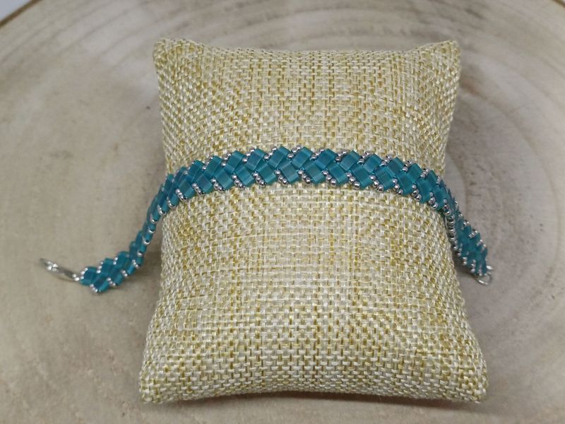 Kit 27 pour réaliser 1 bracelet perles bleues irisées​ et argentées