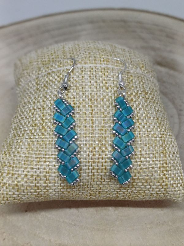 Kit 27 pour réaliser 1 paire de boucle d'oreille perles  bleues irisées​ et argentées