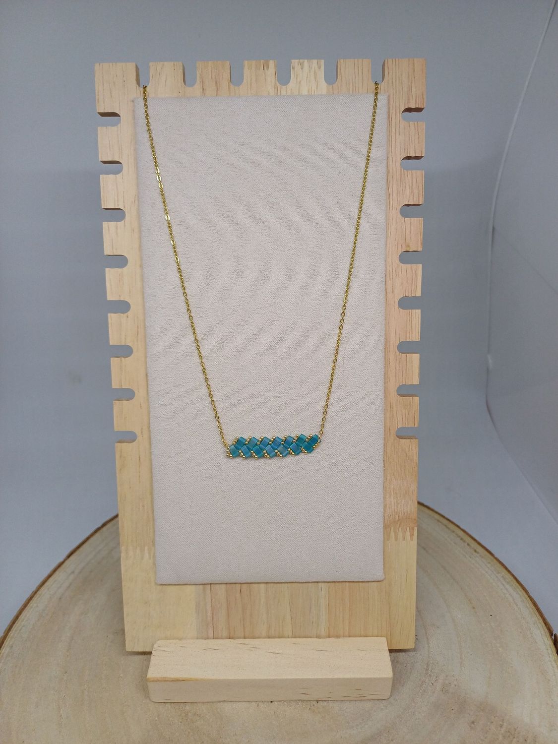 Collier perles bleues irisées​ et dorées 26