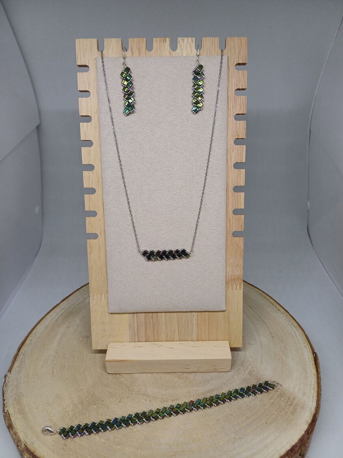 Parure bijoux perles vertes brillantes​​ et argentées 29