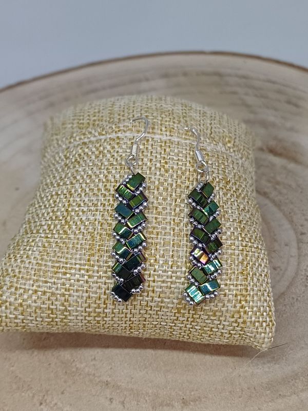 Kit 29 pour réaliser 1 paire de boucle d'oreille perles  vertes brillantes​ et argentées