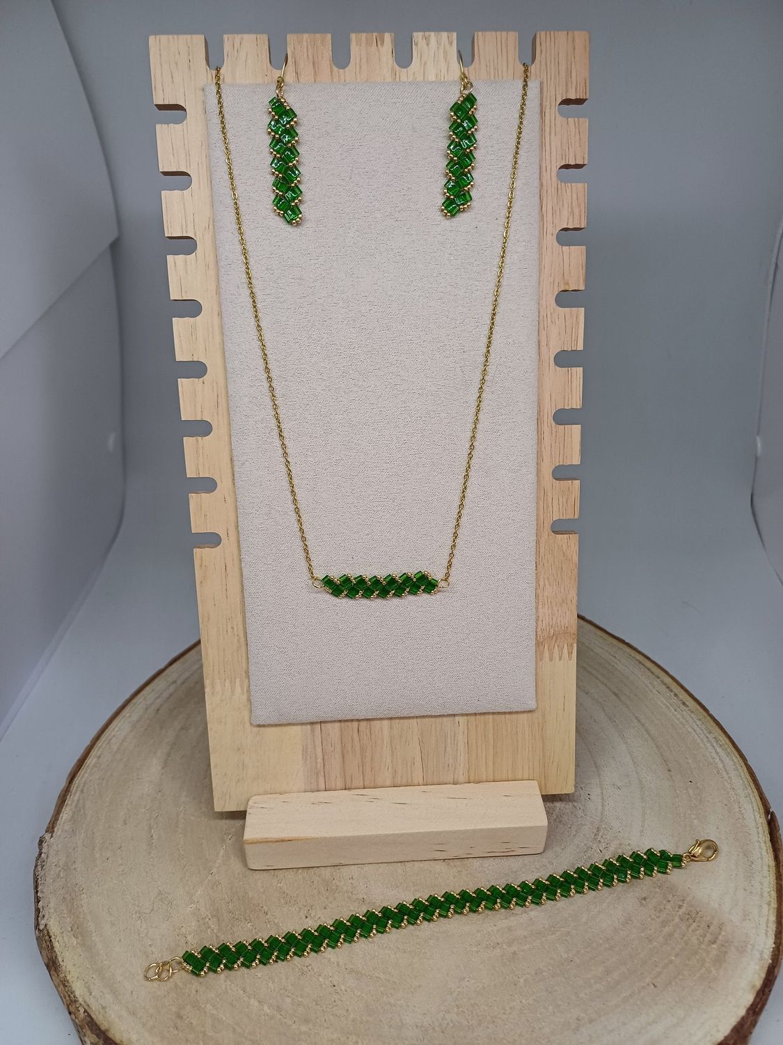 Parure bijoux perles vertes transparentes et dorées 30
