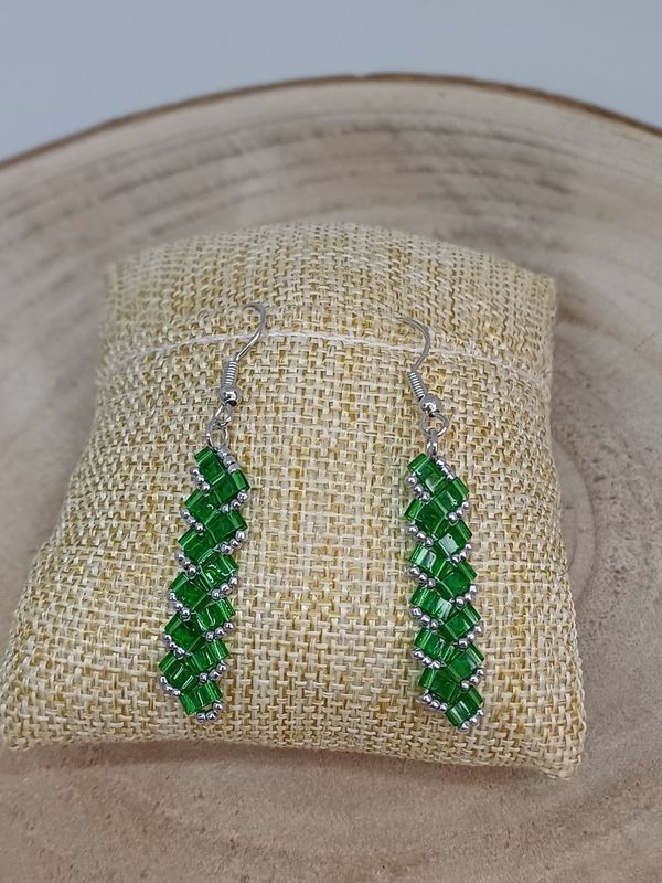 Kit 31 pour réaliser 1 paire de boucle d'oreille perles  vertes transparente​​ et argentées