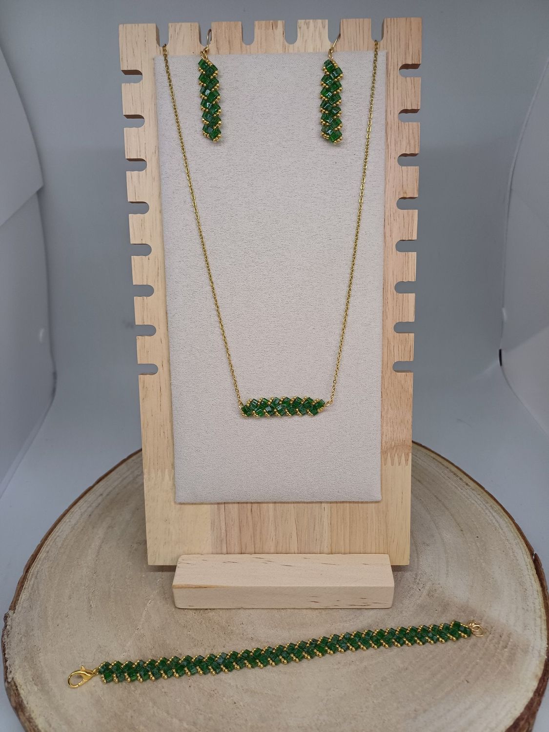 Parure bijoux perles vertes tachetées et dorées 32