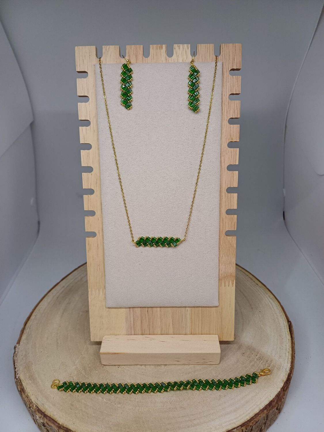 Parure bijoux perles vertes transparentes, vertes tachetées et dorées 34