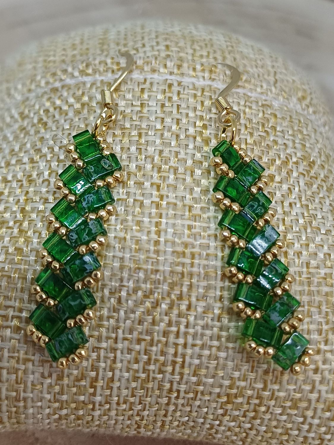 Kit 34 pour réaliser 1 paire de boucle d'oreille perles vertes transparentes, vertes tachetées​​ et dorées
