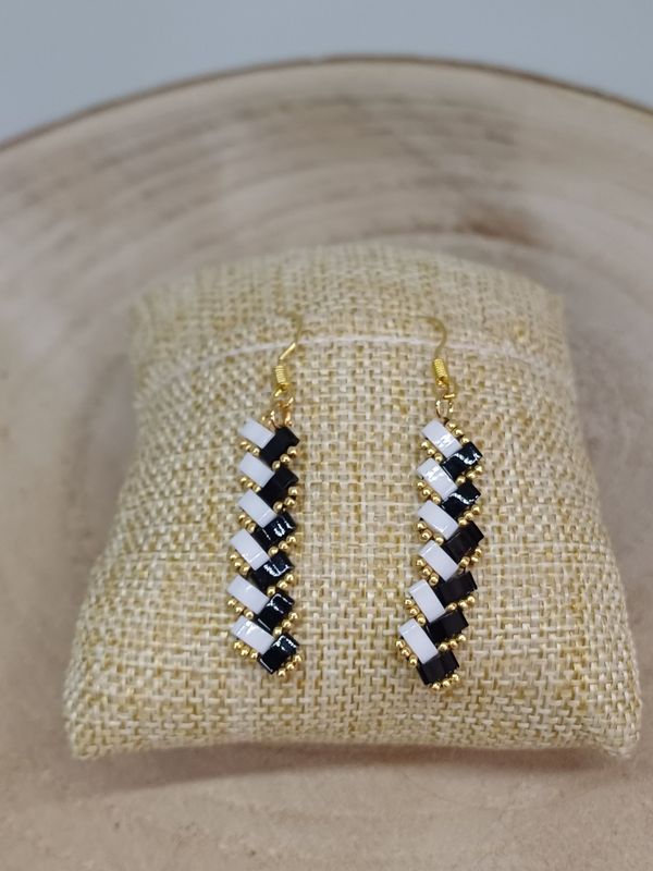 Boucles d'oreilles perles noires brillantes, blanches et dorées 36