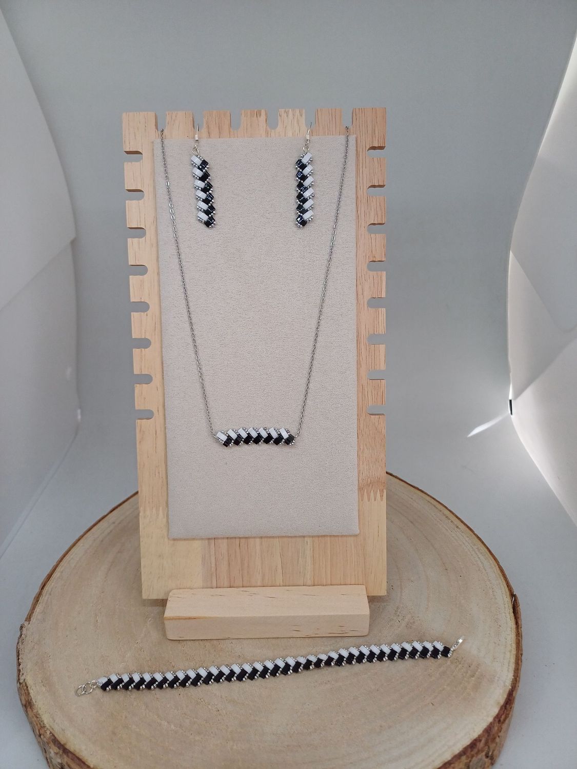 Parure bijoux perles noires brillantes, blanches et argentées 37