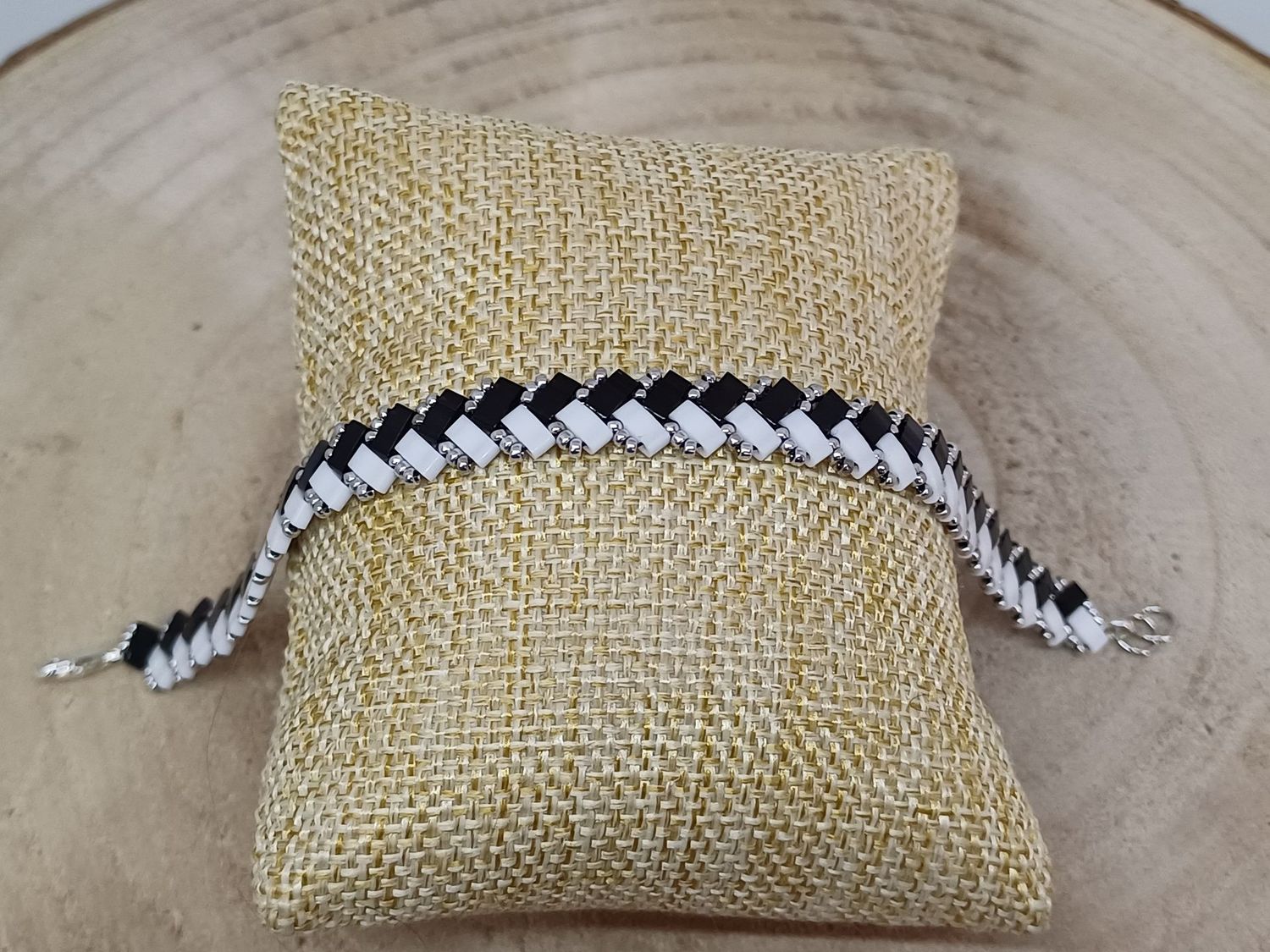 Bracelet perles noires brillantes, blanches et argentées 37