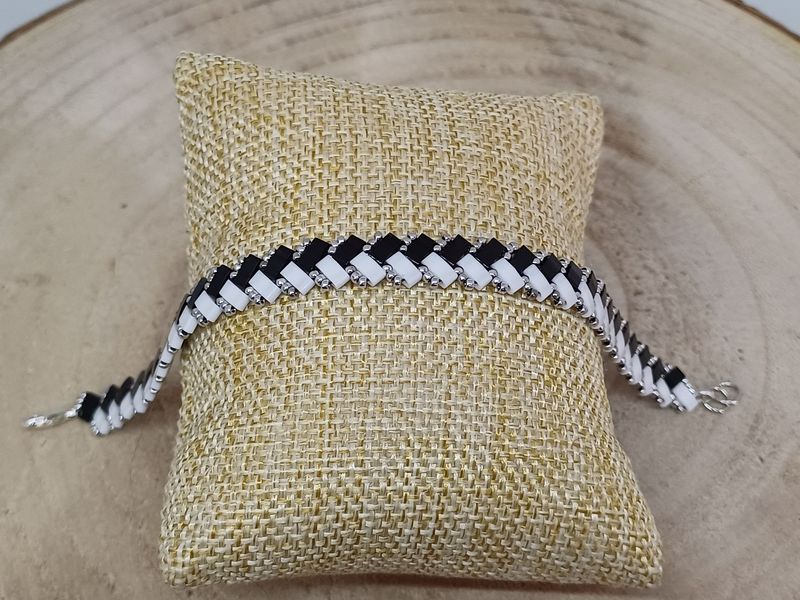 Bracelet perles noires brillantes, blanches et argentées 37
