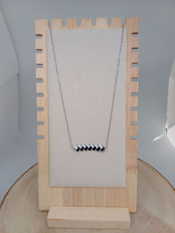 Collier perles noires brillantes, blanches et argentées 37