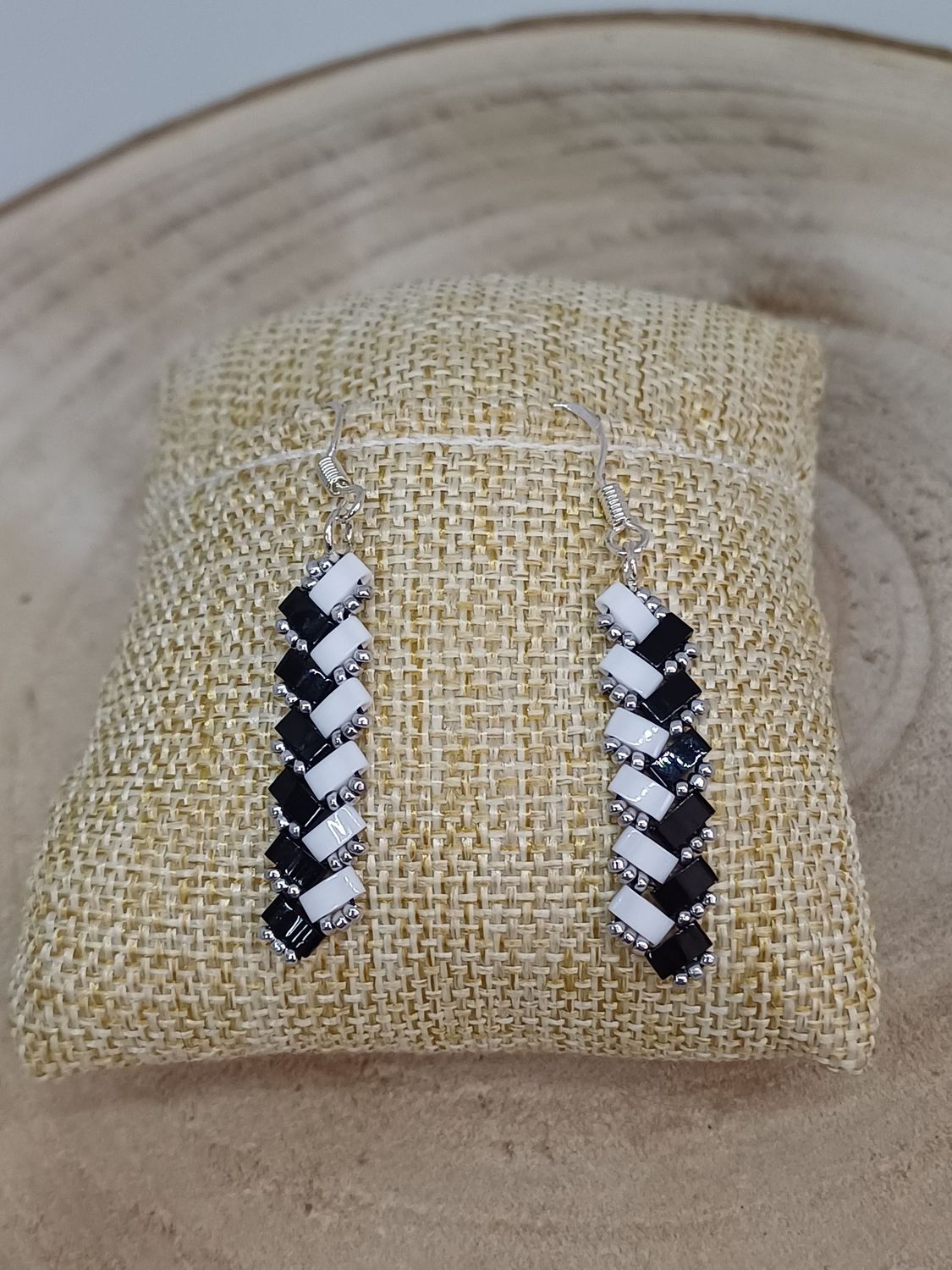 Kit 37 pour réaliser 1 paire de boucle d'oreille perles noires brillantes, blanches et argentées