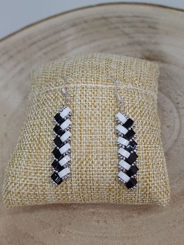 Kit 37 pour réaliser 1 paire de boucle d'oreille perles noires brillantes, blanches et argentées