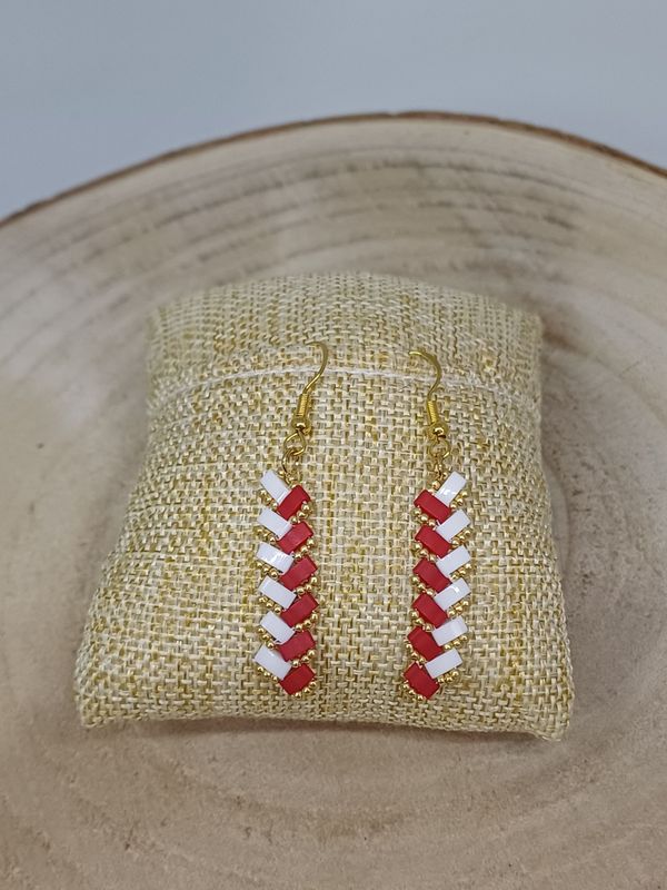 Kit 38 pour réaliser 1 paire de boucle d'oreille perles blanches rouges mat et dorées