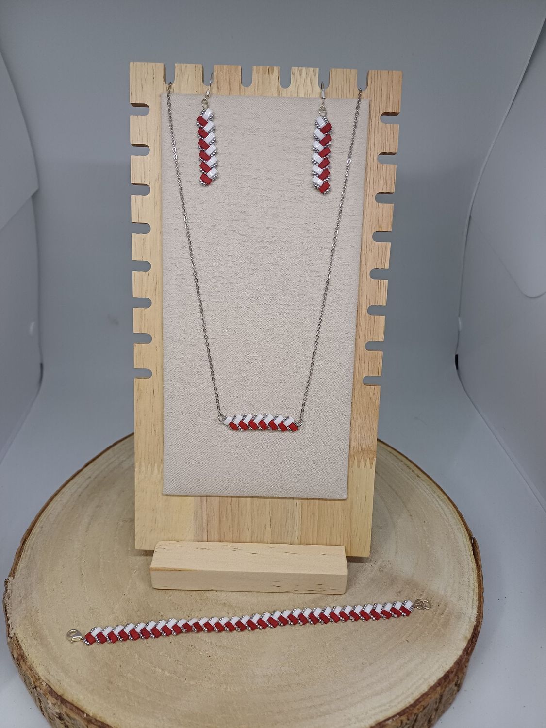 Parure bijoux  perles blanches rouges mat et argentées 39