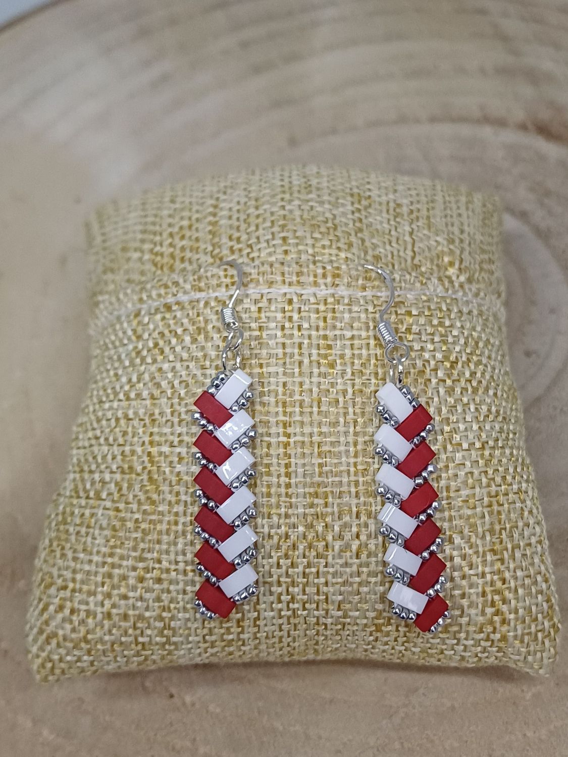Boucles d'oreilles perles blanches rouges mat et argentées 39