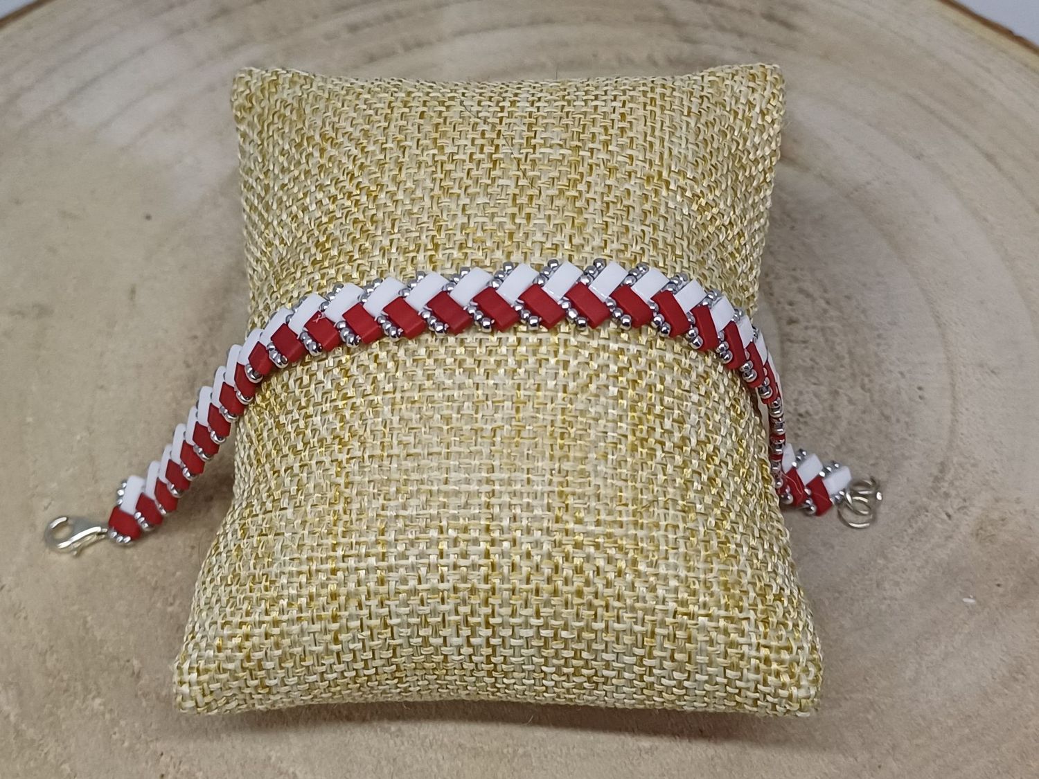 Kit 39 pour réaliser 1 bracelet  perles blanches rouges mat argentées