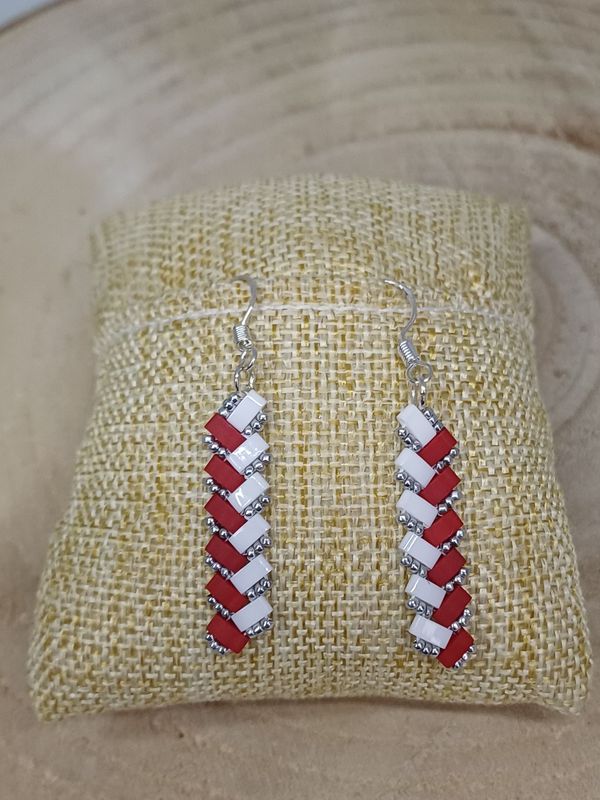 Kit 39 pour réaliser 1 paire de boucle d'oreille perles blanches rouges mat et argentées