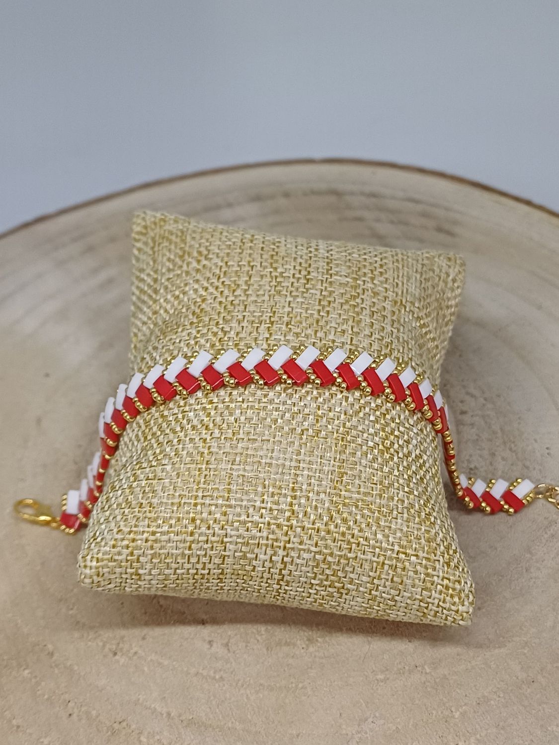 Kit 40 pour réaliser 1 bracelet  perles blanches rouges et dorées