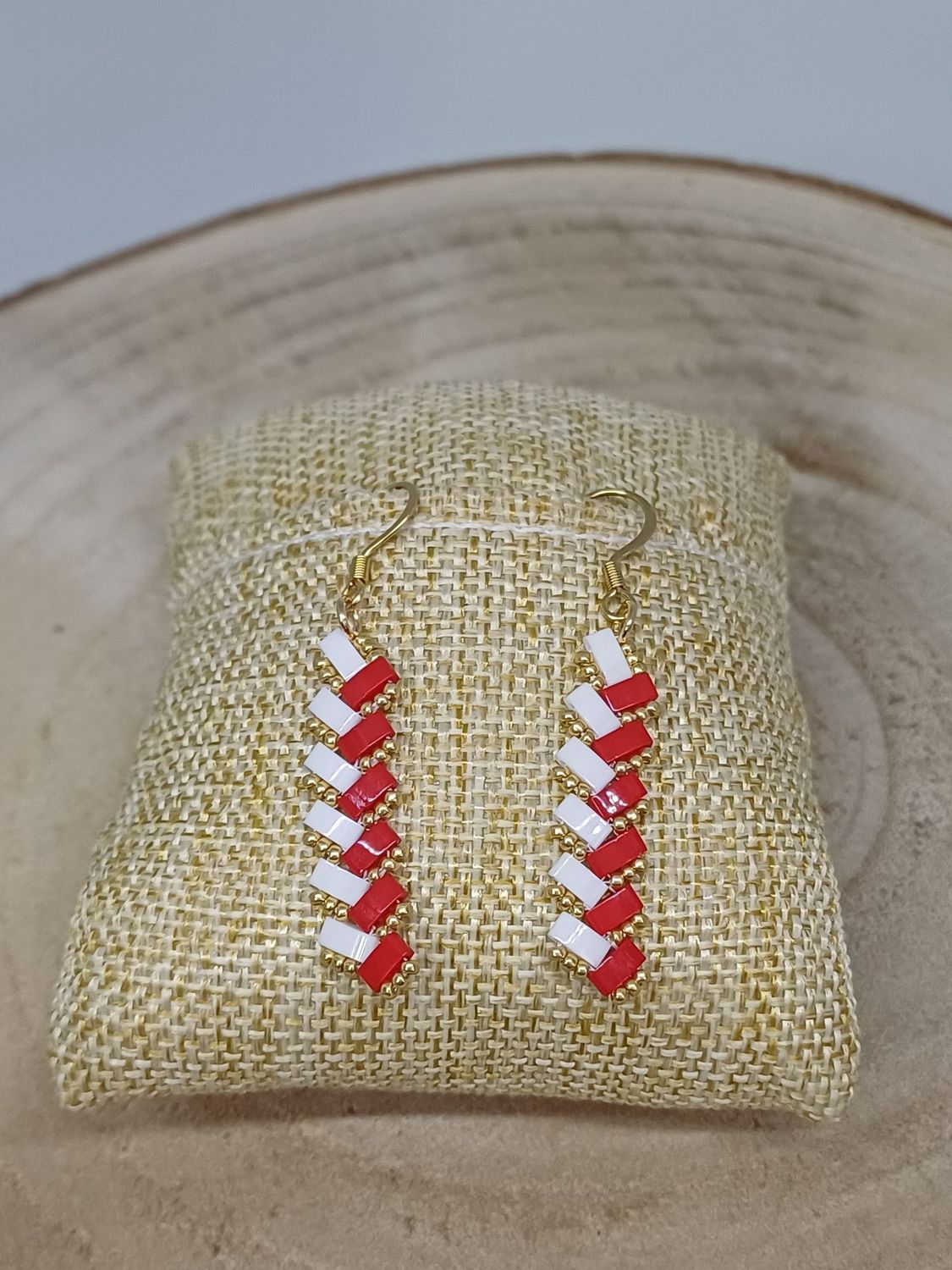 Kit 40 pour réaliser 1 paire de boucle d'oreille perles blanches rouges et dorées