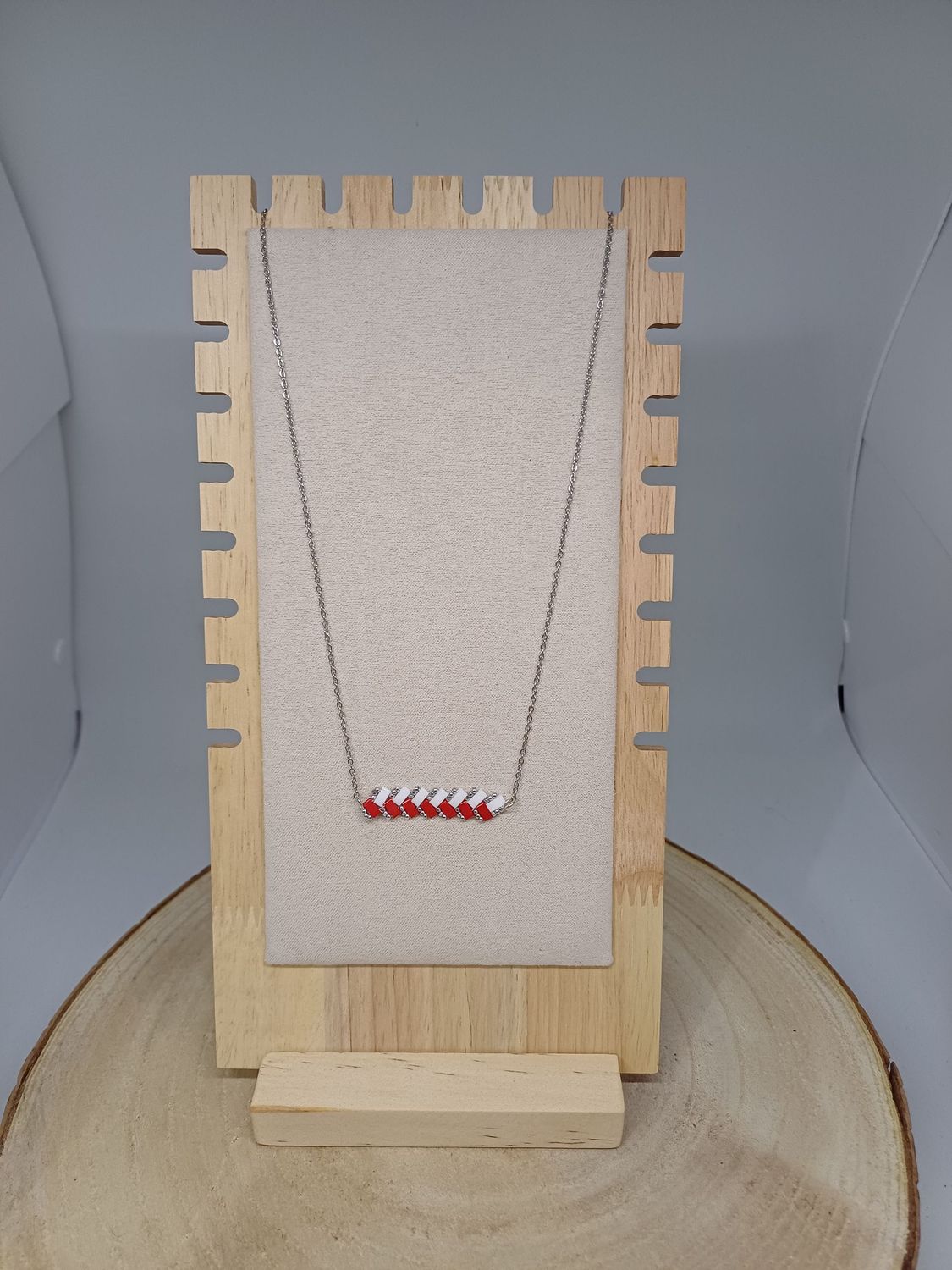 Collier perles blanches rouges et argentées 41