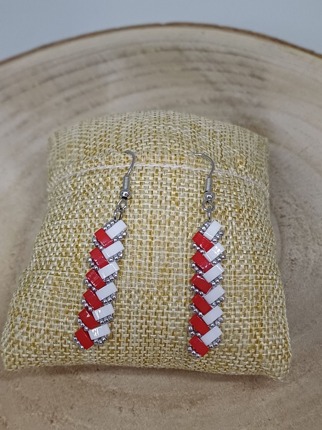 Boucles d'oreilles perles blanches rouges et argentées 41