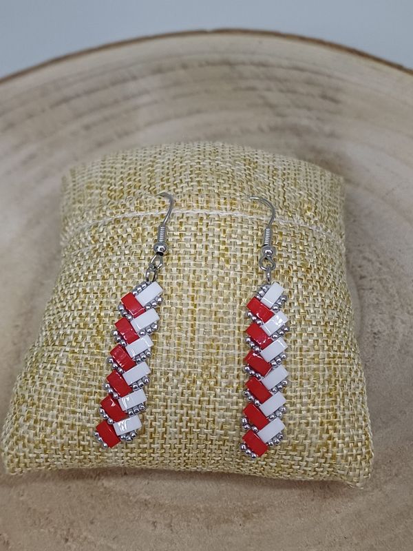 Boucles d'oreilles perles blanches rouges et argentées 41