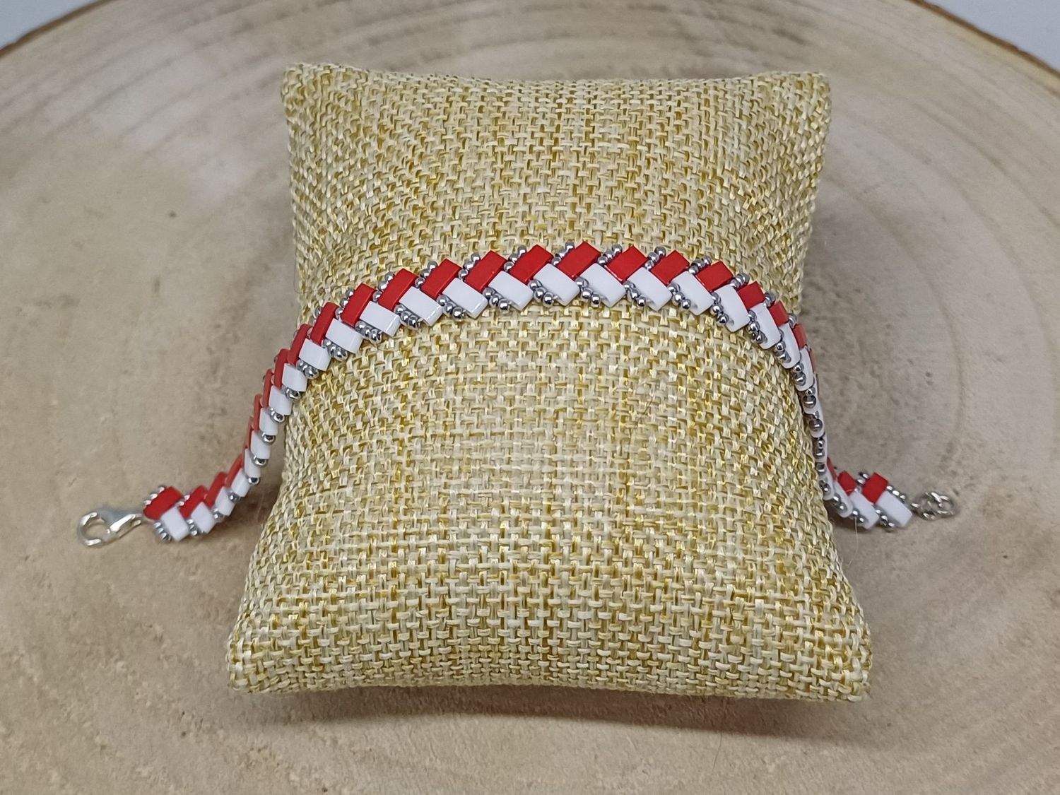 Kit 41 pour réaliser 1 bracelet  perles blanches rouges et argentées