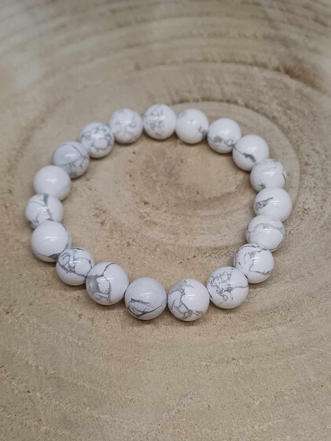HOWLITE BLANCHE A ​​​ ​bracelet élastique, perles 10mm, dimension 17cm