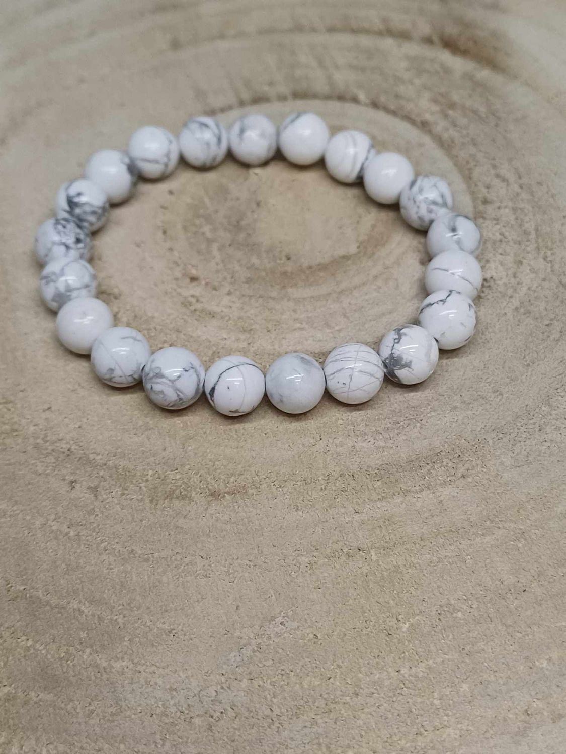 ​​​​HOWLITE BLANCHE A ​bracelet élastique, perles 08mm, dimension 17.5cm