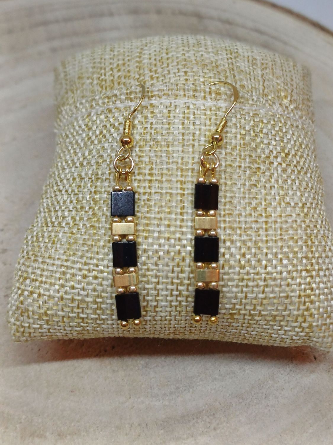 Boucles d'oreilles noires et dorées 1