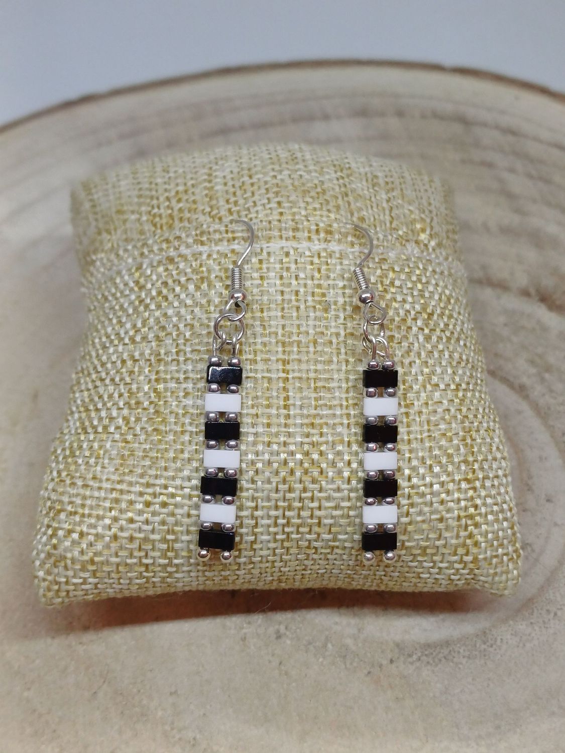 Boucles d'oreilles noires, blanches et argentées 4