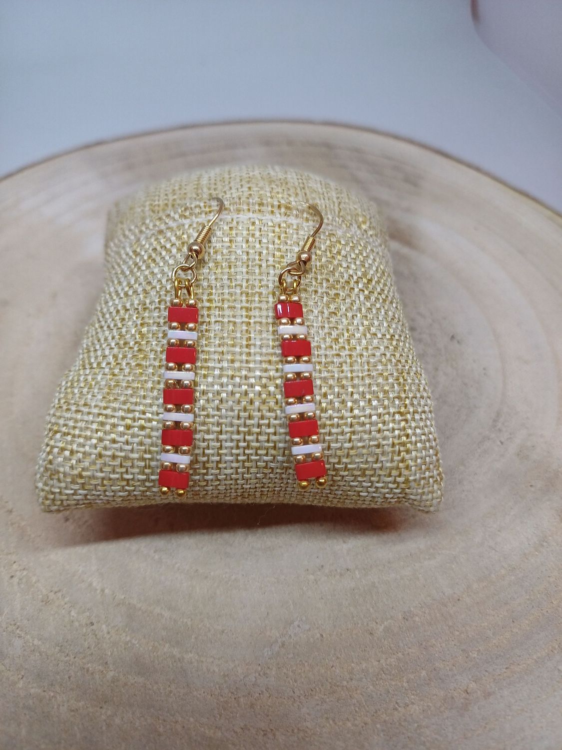 Boucles d'oreilles rouges, blanches et dorées 5