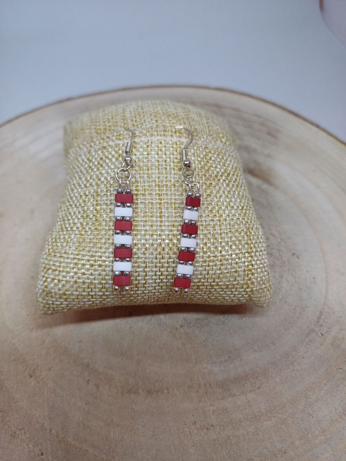 Boucles d'oreilles rouges, blanches et argentées 6