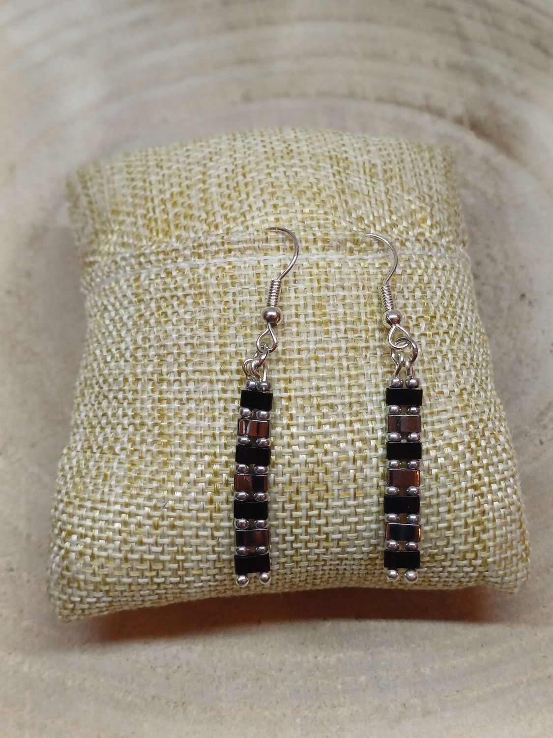 Boucles d'oreilles noires et argentées 7