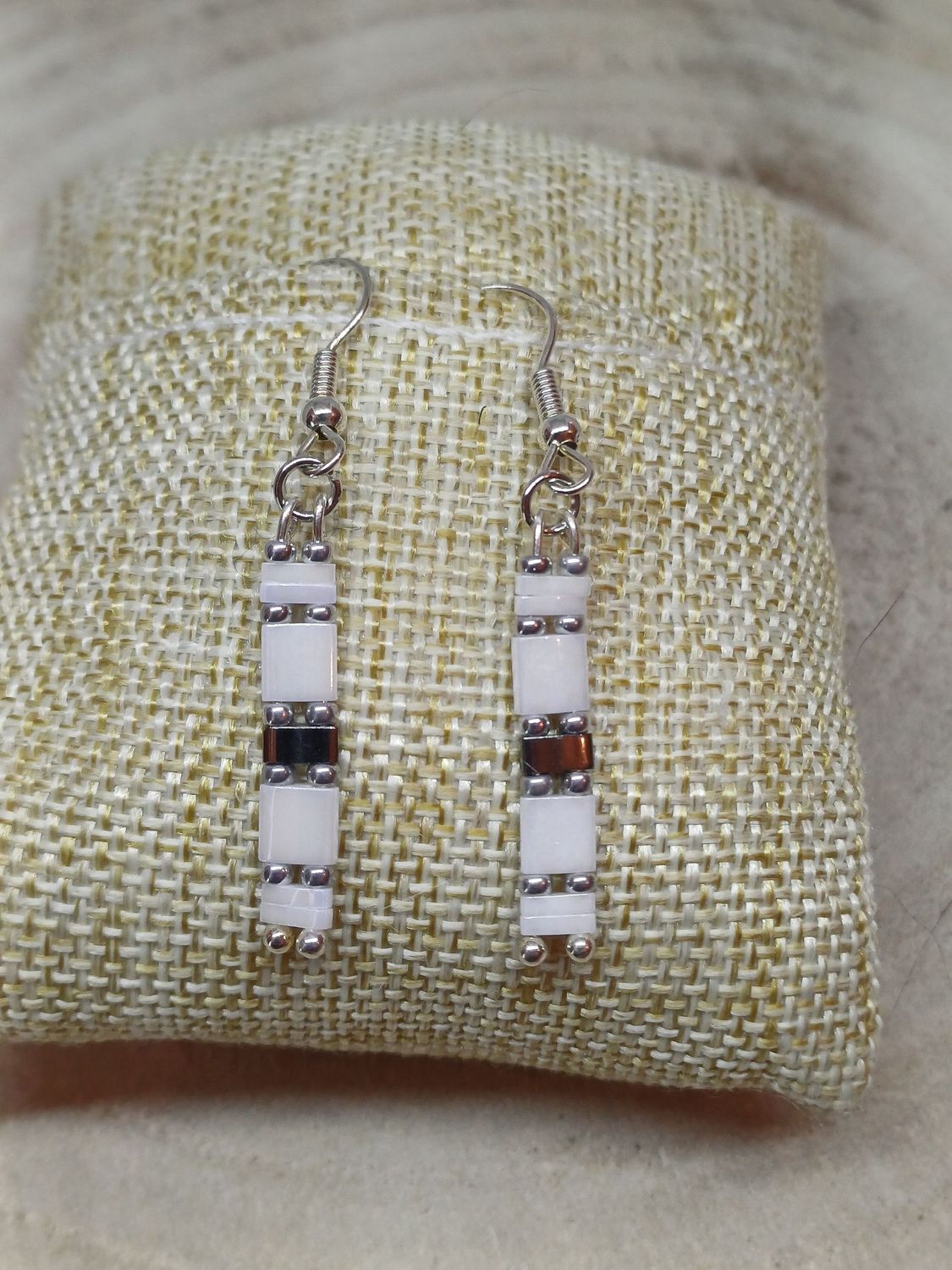 Boucles d'oreilles blanches et argentées 13