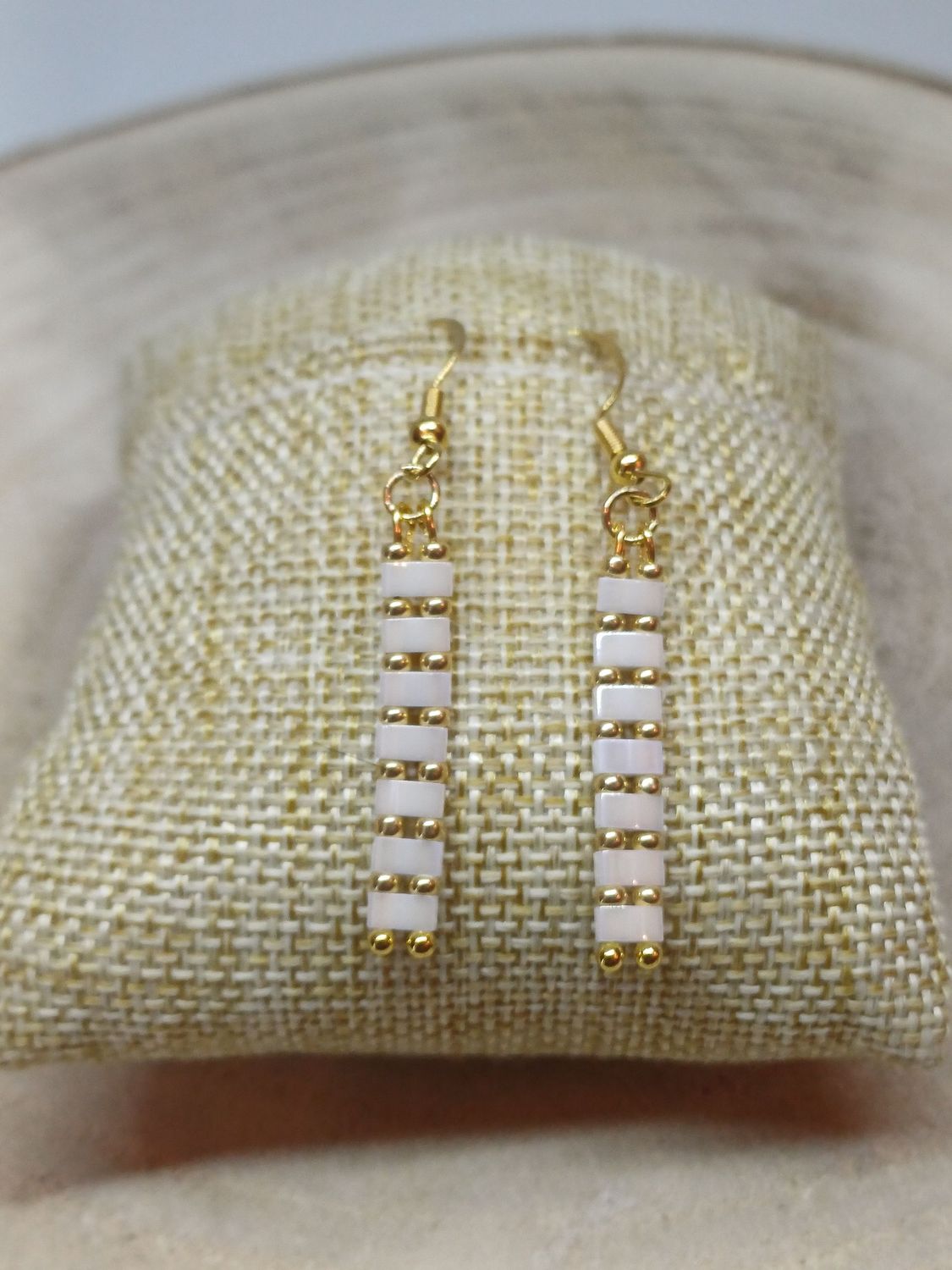 Boucles d'oreilles blanches et dorées 16