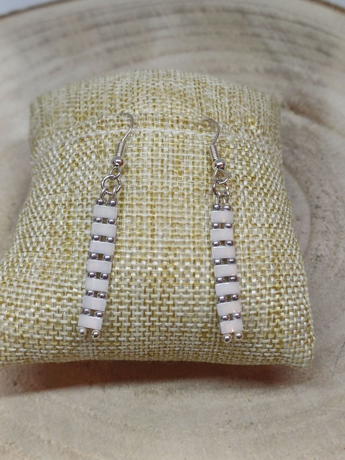 Boucles d'oreilles blanches et argentées 17