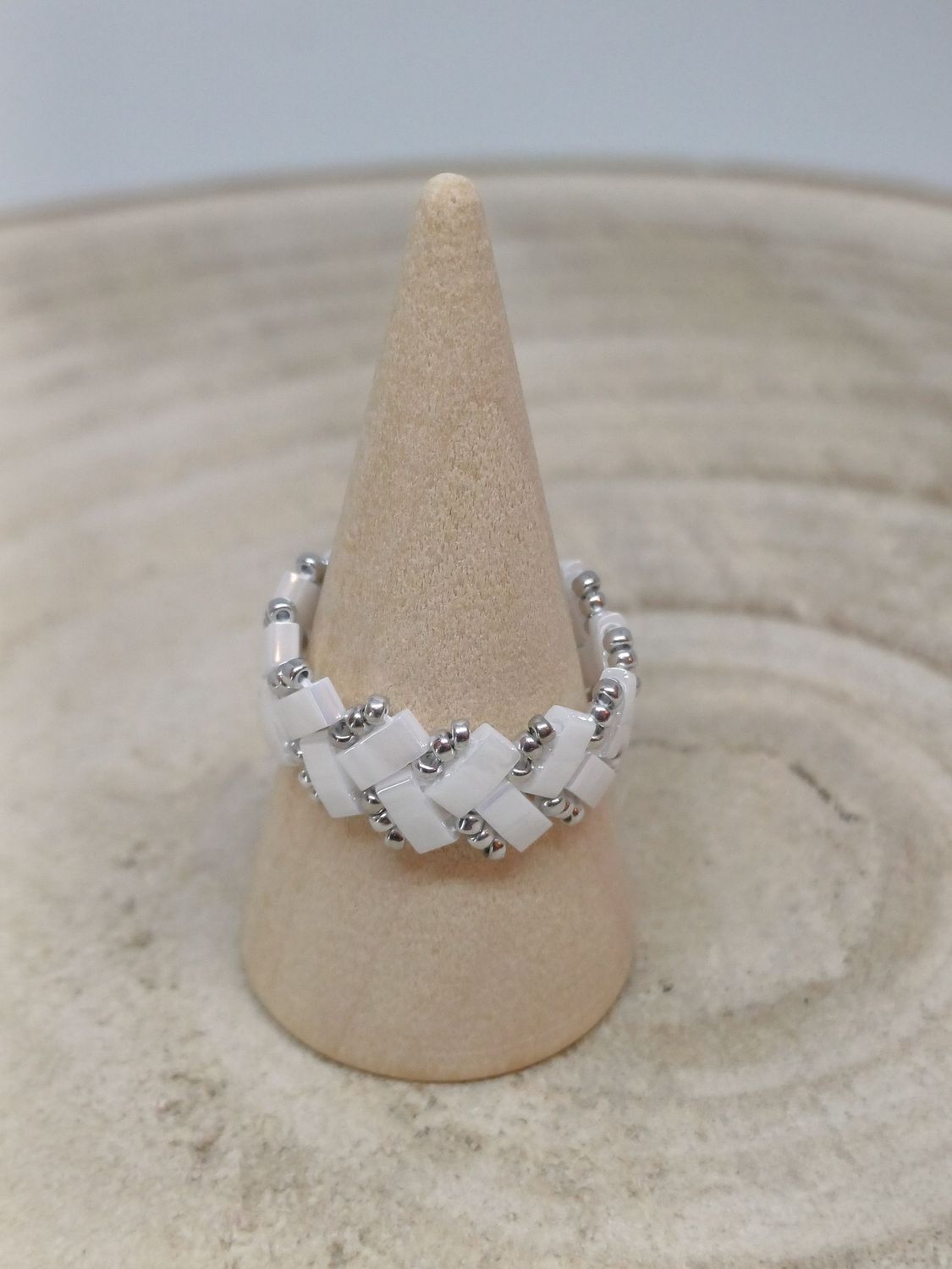Bague chevron blanche et argentée 13