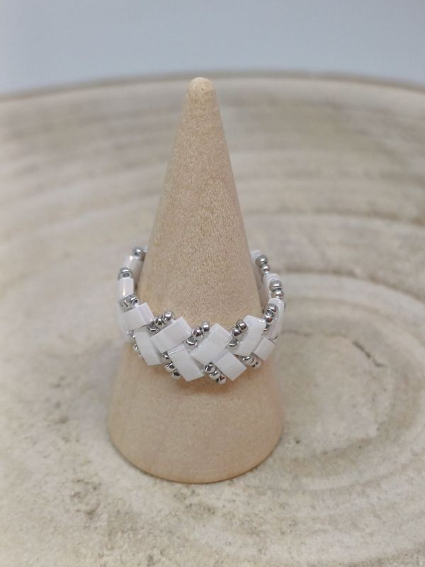 Bague chevron blanche et argentée 13