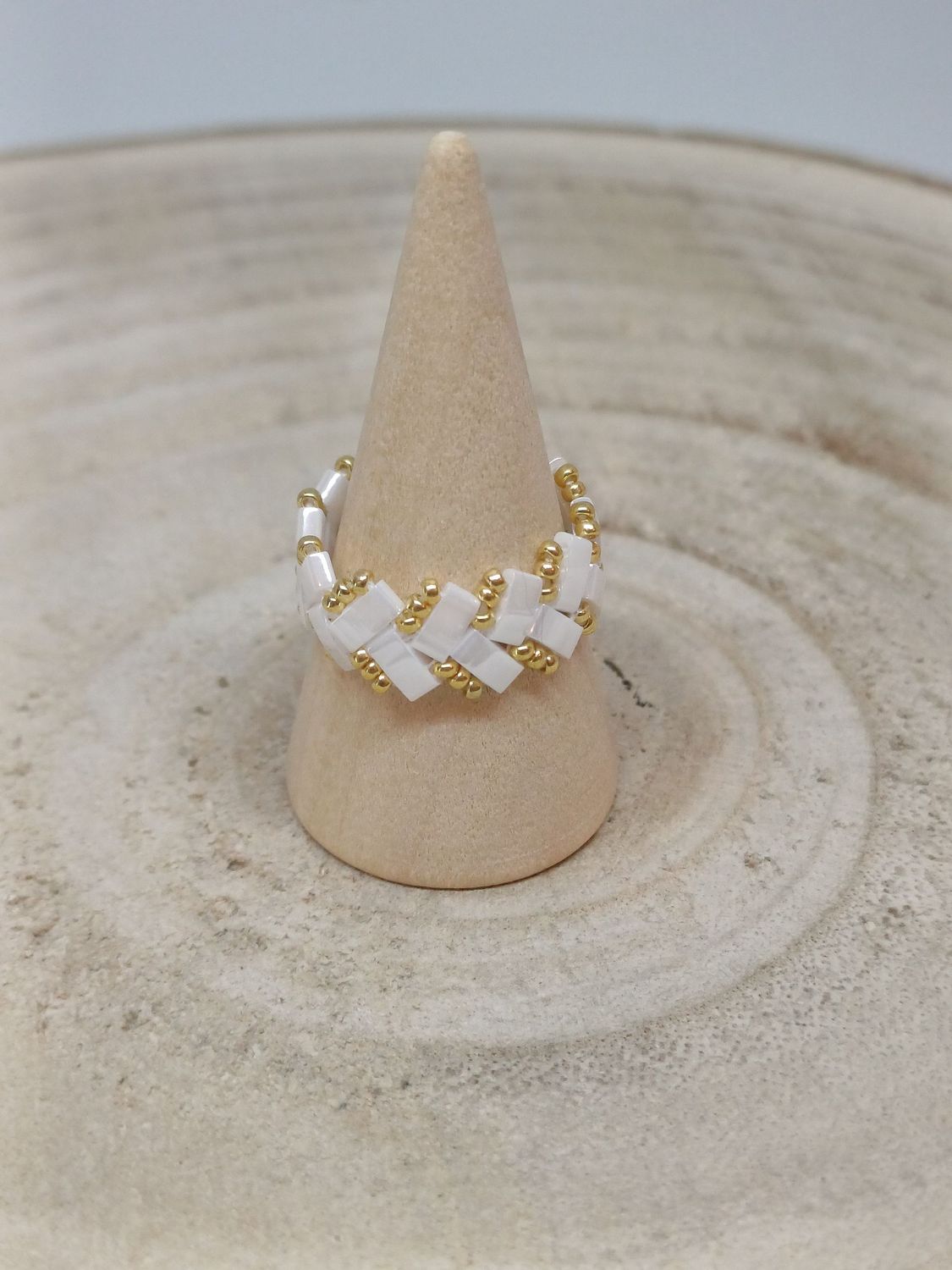 Bague chevron blanche et dorée 16