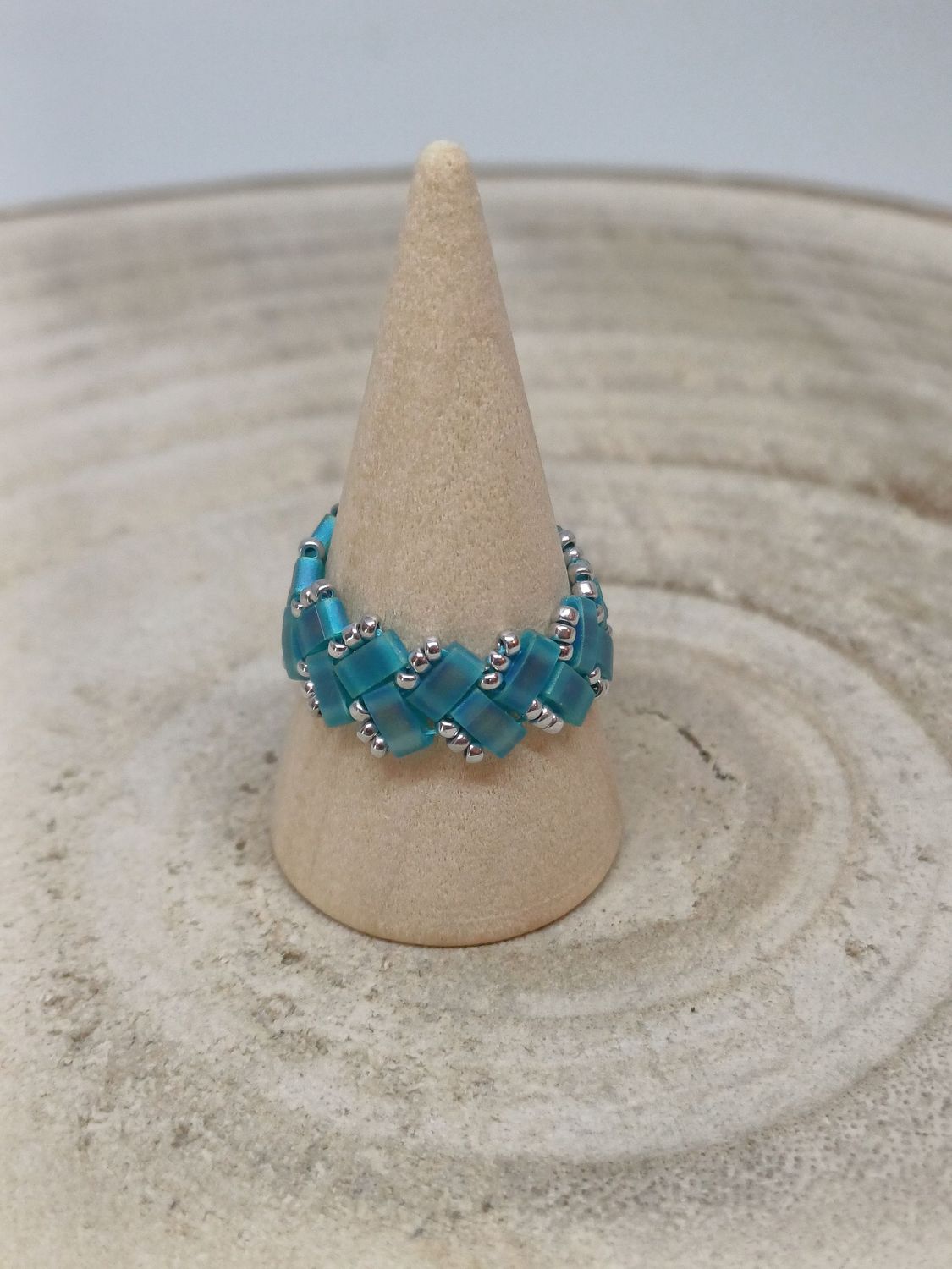 Bague chevron bleue irisée et argentée 27
