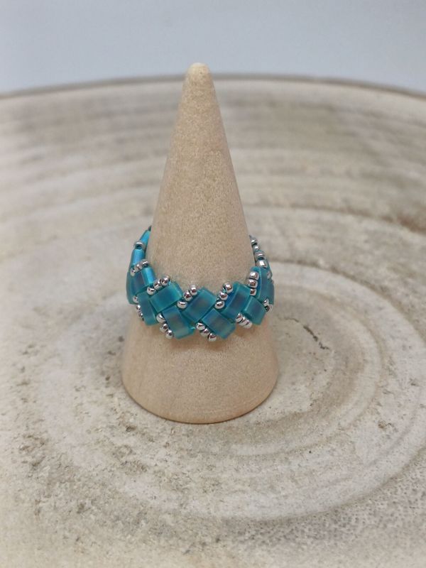 Bague chevron bleue irisée et argentée 27