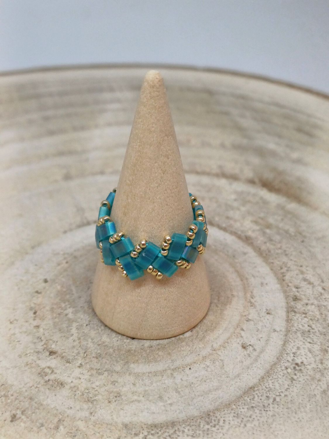 Bague chevron bleue irisée et dorée 26