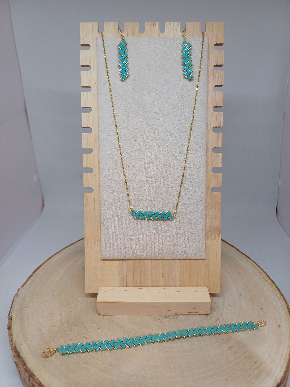 Parure bijoux perles bleues claires et dorées 42